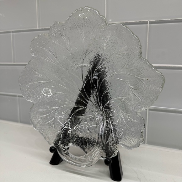 Vintage MCM 1950s Leaf Candy Dish Shallow Clear Pressed Glass with Handle - Picture 7 of 10